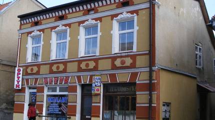 Zabytkowa kamienica Olecko. Fot. Antekbojar - Praca własna, CC0, https://commons.wikimedia.org