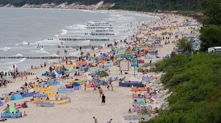 Plaża w Ustce. Fot. www.slupczewski.pl, Michał Słupczewski - Fotografia Lotnicza' (na stronach www wraz z aktywnym linkiem), Attribution, https://commons.wikimedia.org