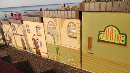 Mural przy głównym wejściu na plażę