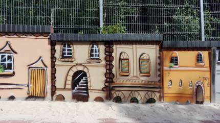 Mural przy głównym wejściu na plażę
