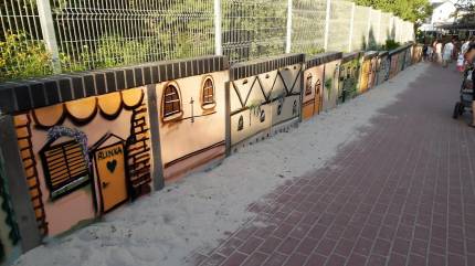 Mural przy głównym wejściu na plażę