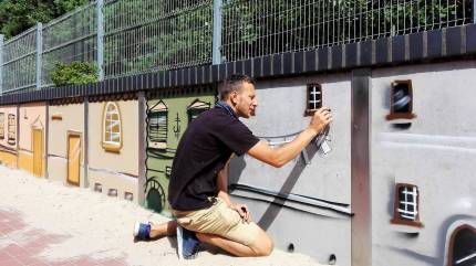 Mural przy głównym wejściu na plażę
