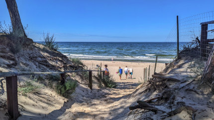 Wejście przez wydmy na plażę obok Latarni Morskiej Kikut - Wisełka. Fot. Łukasz Grzejszczak Mojeurlopy.pl