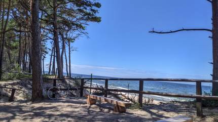 Ogrodzone wejście na plaże z ławeczkami to świetny taras widokowy. Plaża w Wisełce obok latarni. Fot. Łukasz Grzejszczak Mojeurlopy.pl