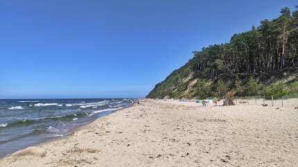 Plaża w Wisełce obok Latarni Morskiej Kikut to dzikie wydmy, naturalny piasek bałtycki i kameralny klimat. Fot. Łukasz Grzejszczak Mojeurlopy.pl