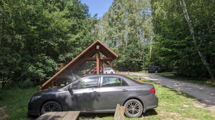 Jezioro Zatorek z parkingiem. Fot. Łukasz Grzejszczak Mojeurlopy.pl