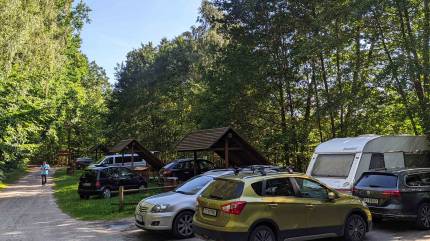 Jezioro Zatorek z parkingiem. Fot. Łukasz Grzejszczak Mojeurlopy.pl