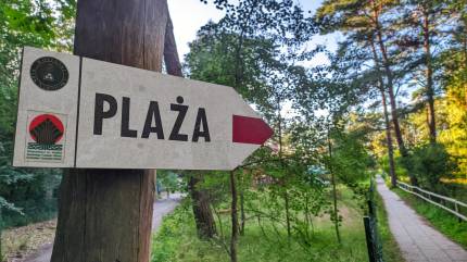 Drogowskaz na plażę w Wisełce. W prawo na plażę w lewo do Karczmy Na Wydmach. Fot. Łukasz Grzejszczak Mojeurlopy.pl