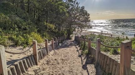 Klimatyczne balustrady z liny przy wejściu na plażę w Wisełce. Fot. Łukasz Grzejszczak Mojeurlopy.pl