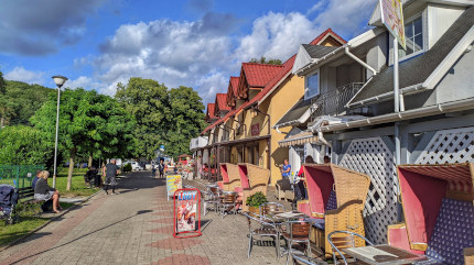 Restauracje i kawiarnie przy skwerze z rzeźbą Neptuna w Wisełce. Fot. Łukasz Grzejszczak Mojeurlopy.pl