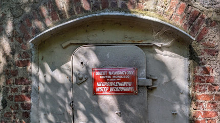 Wejście do latarni morskiej Kikut k.Wisełki. Fot. Łukasz Grzejszczak Mojeurlopy.pl