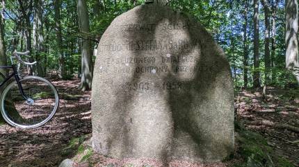 Obelisk obszaru ochrony ścisłej im. dr. Stefana Jarosza. Fot. Łukasz Grzejszczak Mojeurlopy.pl