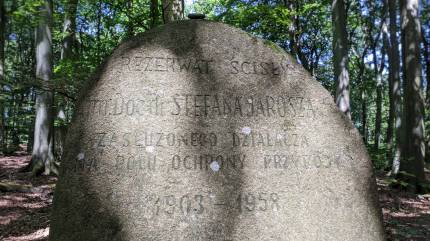 Obelisk dr. Stefana Jarosza. Rezerwat ścisły. Fot. Łukasz Grzejszczak Mojeurlopy.pl