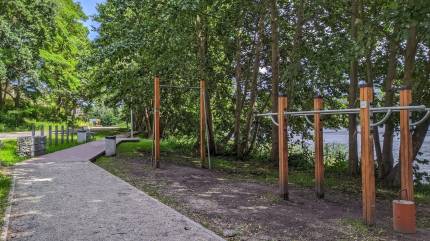 Drążki i poręcze do Street Workoutu obok pomostu nad Jeziorem Wisełka. Fot. Łukasz Grzejszczak Mojeurlopy.pl