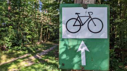 Znak ścieżki rowerowej żółwińsko - warnowskiej. Fot. Łukasz Grzejszczak Mojeurlopy.pl