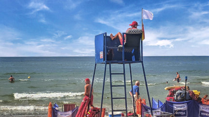 Międzywodzie, ratownik WOPR dyżurujący na plaży nr 22. Biała flaga więc można pływać :) Fot. Łukasz Grzejszczak Mojeurlopy.pl