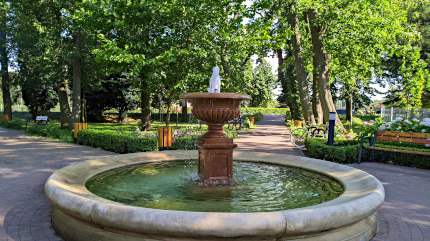Park z fontanną w Dziwnowie między ulicami Mickiewicza i Słowackiego. Fot. Łukasz Grzejszczak Mojeurlopy.pl