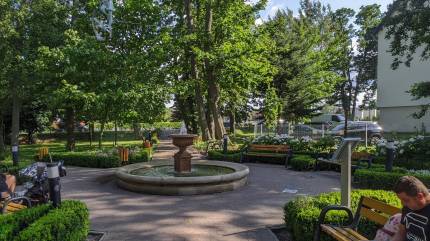 Park z fontanną i rzeźbą chłopca na linie w Dziwnowie przy ul. Mickiewicza. Fot. Łukasz Grzejszczak Mojeurlopy.pl