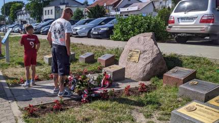 Płyty pamiątkowe okrętów RP - Dziwnów. Fot. Łukasz Grzejszczak Mojeurlopy.pl