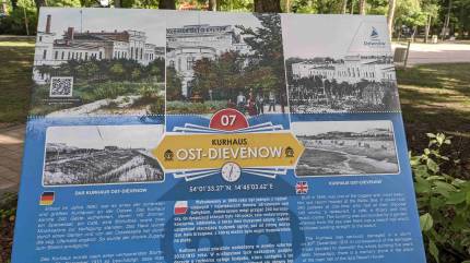 Miejsce upamiętniające Dom Zdrojowy (Kurhaus) Ost-Dievenov - Dziwnów. Fot. Łukasz Grzejszczak Mojeurlopy.pl