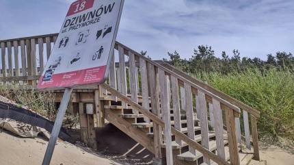 Schody Promenady Zachodniej przy plaży nr 18 (ul. Przymorze) w Dziwnowie. Fot. Łukasz Grzejszczak Mojeurlopy.pl