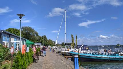 Po lewo MARINA restaurant & bar. Po prawo łodzie motorowe RIB. Przystań sezonowa - Dziwnów. Fot. Łukasz Grzejszczak Mojeurlopy.pl
