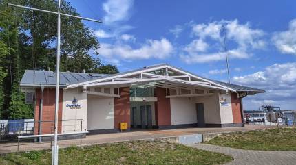 Budynek przystani sezonowej z sanitariatami w Dziwnowie. Marina - Dziwnów. Fot. Łukasz Grzejszczak Mojeurlopy.pl
