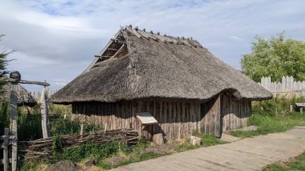 Stara chata w Skansenie - Centrum Słowian i Wikingów w Wolinie. Fot. Łukasz Grzejszczak Mojeurlopy.pl