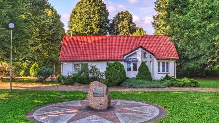 Pomnik dla tych którzy nie wrócili z morza przy fundacji Ostatni Rejs ul. Polna 29, Wolin. Fot. Łukasz Grzejszczak Mojeurlopu.pl