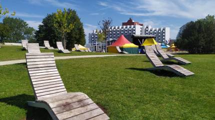 Międzyzdroje - Plac Gwiazd z leżakami. Fot.Łukasz Grzejszczak Mojeurlopy.pl
