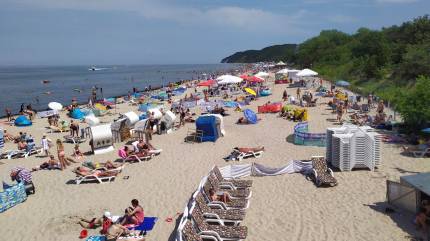 Wypożyczalnia leżaków na plaży w Międzyzdrojach. Fot. Łukasz Grzejszczak Mojeurlopy.pl
