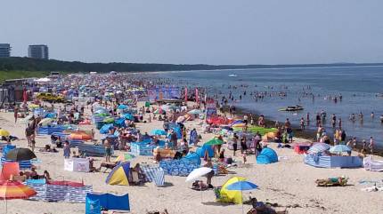 Plaża E przy molo - Międzyzdroje. Fot. Łukasz Grzejszczak Mojeurlopy.pl