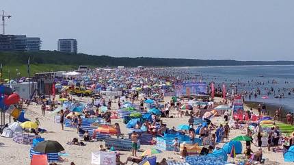 Pogoda dopisała - plaża E przy molo - Międzyzdroje. Fot. Łukasz Grzejszczak Mojeurlopy.pl
