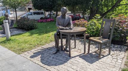 Międzyzdroje - Stoliczek Krzysztofa Kolbergera. Fot. Łukasz Grzejszczak Mojeurlopy.pl