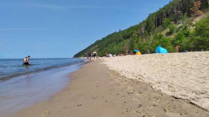 Plaża w Międzyzdrojach przy schodach na Kawczą Górę. Fot. Łukasz Grzejszczak Mojeurlopy.pl