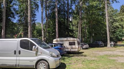 Samochody na parkingu leśnym w Świętouściu. Fot. Łukasz Grzejszczak Mojeurlopy.pl