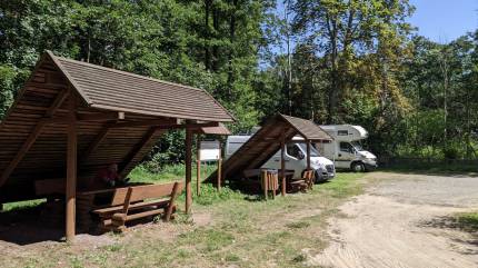 Wiaty na parkingu leśnym w Świętouściu. Fot. Łukasz Grzejszczak Mojeurlopy.pl