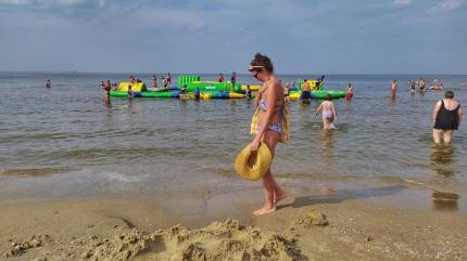 Wodny plac zabaw w morzu na plaży w Świnoujściu. Fot Łukasz Grzejszczak Mojeurlopy.pl