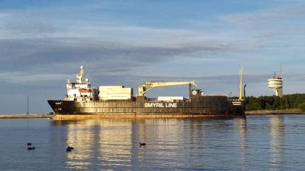 Statek cargo HVITANES Smyril Line wypływa z Nabrzeża Chemików w Świnoujściu. Fot. Łukasz Grzejszczak Mojeurlopy.pl