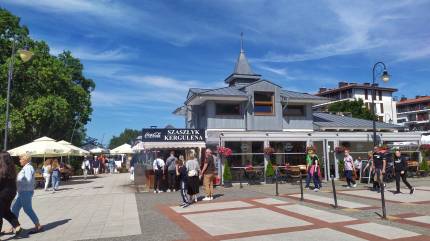 Świnoujście - Promenada Historyczna z restauracjami, kawiarniami i sklepami. Fot. Łukasz Grzejszczak Mojeurlopy.pl