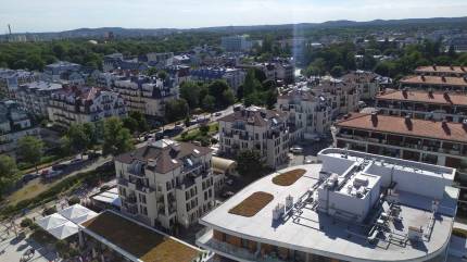Widok z tarasu Horizon Café na Baltic Park Molo Apartments i Promenadę Historyczną w Świnoujściu. Fot. Łukasz Grzejszczak Mojeurlopy.pl