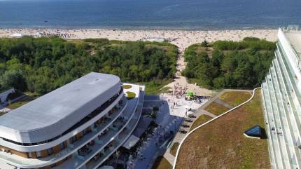 Widok z kawiarni Horizon na aleję Baltic Park Molo i wyjście na plaże. Fot. Łukasz Grzejszczak Mojeurlopy.pl