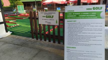 Tablica informacyjna - Mini Golf w Łukęcinie. Fot. Łukasz Grzejszczak Mojeurlopy.pl