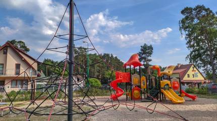 Plac zabaw - Łukęcin, ul. Spacerowa i Morska. Fot. Łukasz Grzejszczak Mojeurlopy.pl