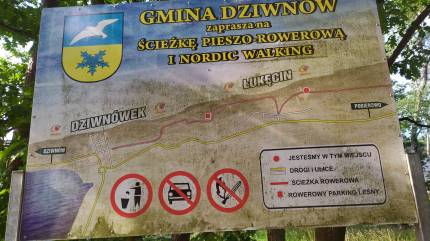 Tablica informacyjna z opisanymi ścieżkami rowerowymi w Łukęcinie. Fot. Łukasz Grzejszczak Mojeurlopy.pl