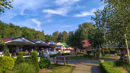 Skwer w Łukęcinie przy ul. Morskiej. Znajdziecie tu smażalnie, bistro i centrum rozrywki dla dzieci. Fot. Łukasz Grzejszczak Mojeurlopy.pl