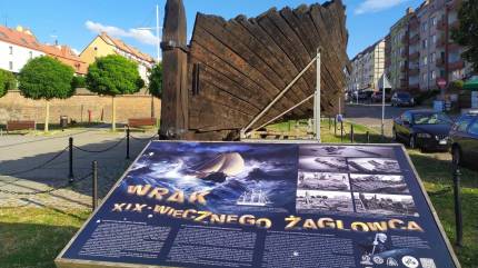Tablica informacyjna opisująca historię XIX- wiecznego żaglowca w Kamieniu Pomorskim. Fot. Łukasz Grzejszczak Mojeurlopy.pl