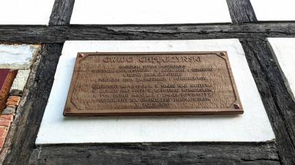 Tablica pamiątkowa na domu Gwido Chmarzyńskiego w Kamieniu Pomorskim. Fot. Łukasz Grzejszczak Mojeurlopy.pl