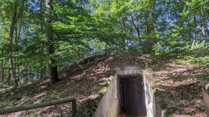 Wejście do schronu amunicyjnego Baterii Zaporowej Lubiewo - Międzyzdroje. Fot. Łukasz Grzejszczak Mojeurlopy.pl