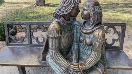 Ławeczka Romea i Julii w Rewalu. Fot. Łukasz Grzejszczak Mojeurlopy.pl